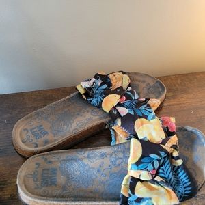 Muk luks sandle